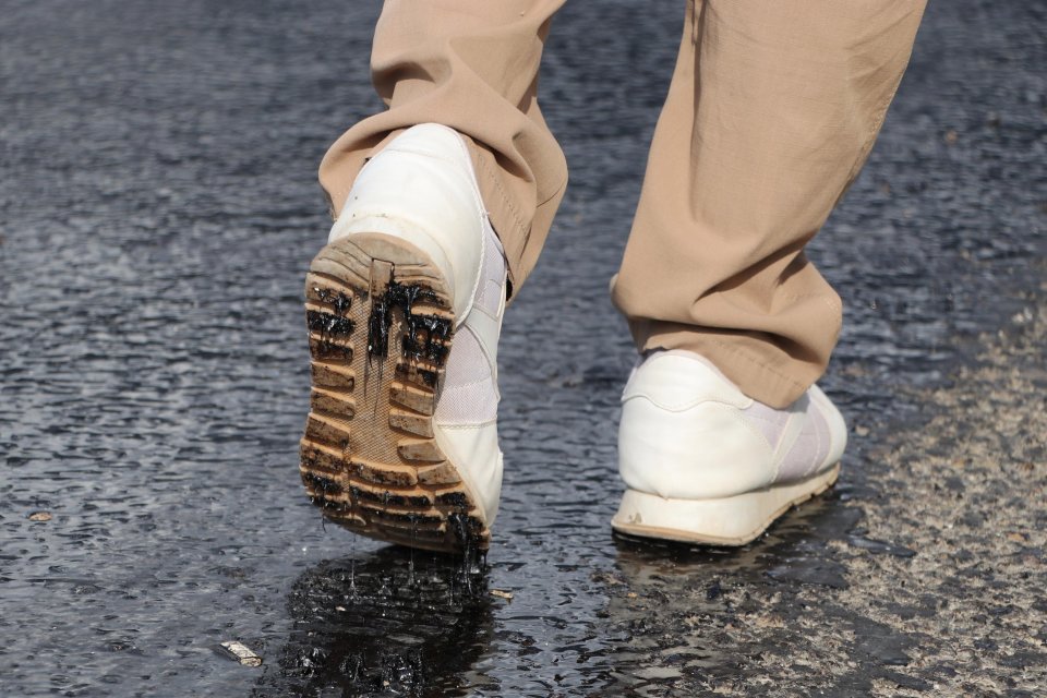 Denizli'de&nbsp;mevsim normallerinin &uuml;zerinde seyreden hava sıcaklığı nedeniyle kara yolundaki asfaltın