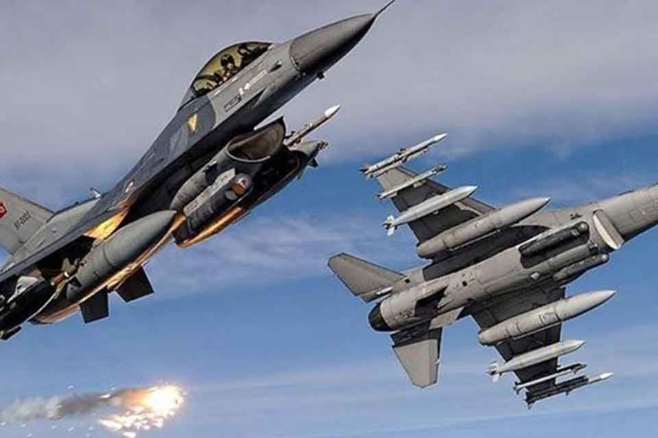 Ege ve Doğu Akdeniz&rsquo;de g&ouml;rev u&ccedil;uşu ger&ccedil;ekleştiren T&uuml;rk jetlerine, Yunanistan&rsquo;a