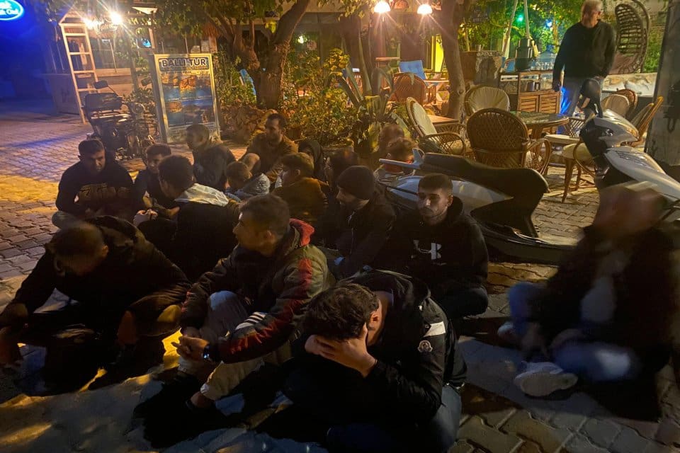Muğla'nın Dat&ccedil;a il&ccedil;esinde, gece yarısı botla denize a&ccedil;ılma hazırlığındaki 59