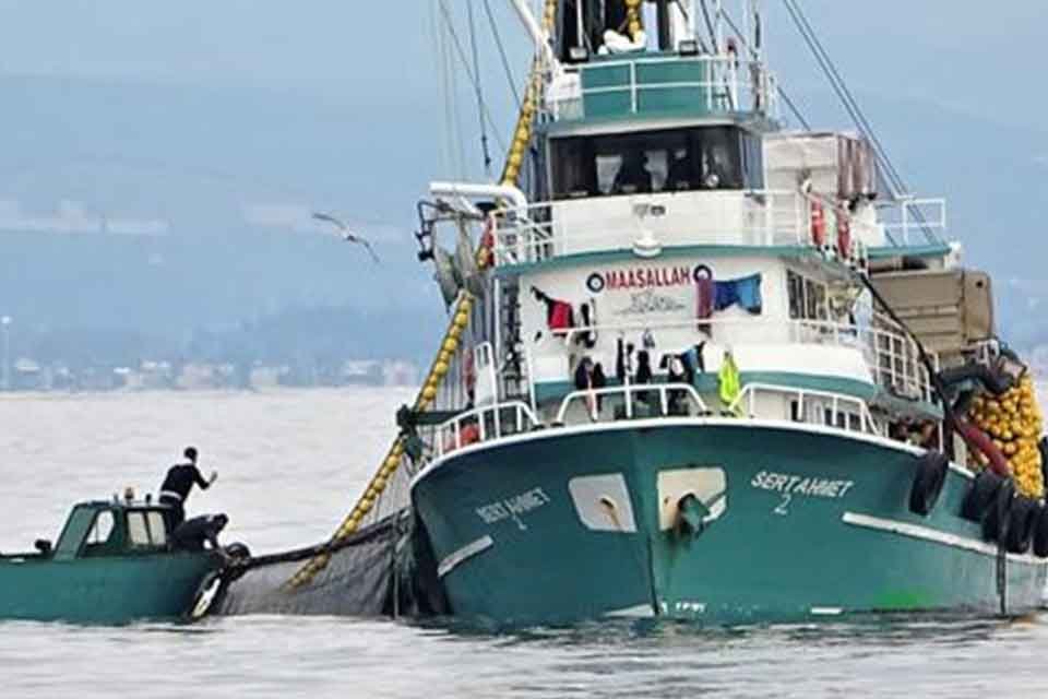 İzmir'in Karaburun il&ccedil;esi a&ccedil;ıklarında, 2 T&uuml;rk balık&ccedil;ı teknesine Yunanistan unsurlarınca