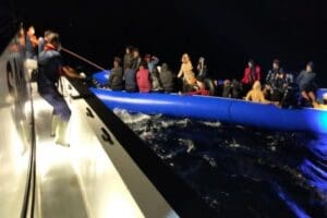 Ege Denizi'nde d&uuml;zensiz g&ouml;&ccedil;menleri taşıyan teknenin Eğriboz Adası a&ccedil;ıklarında batması