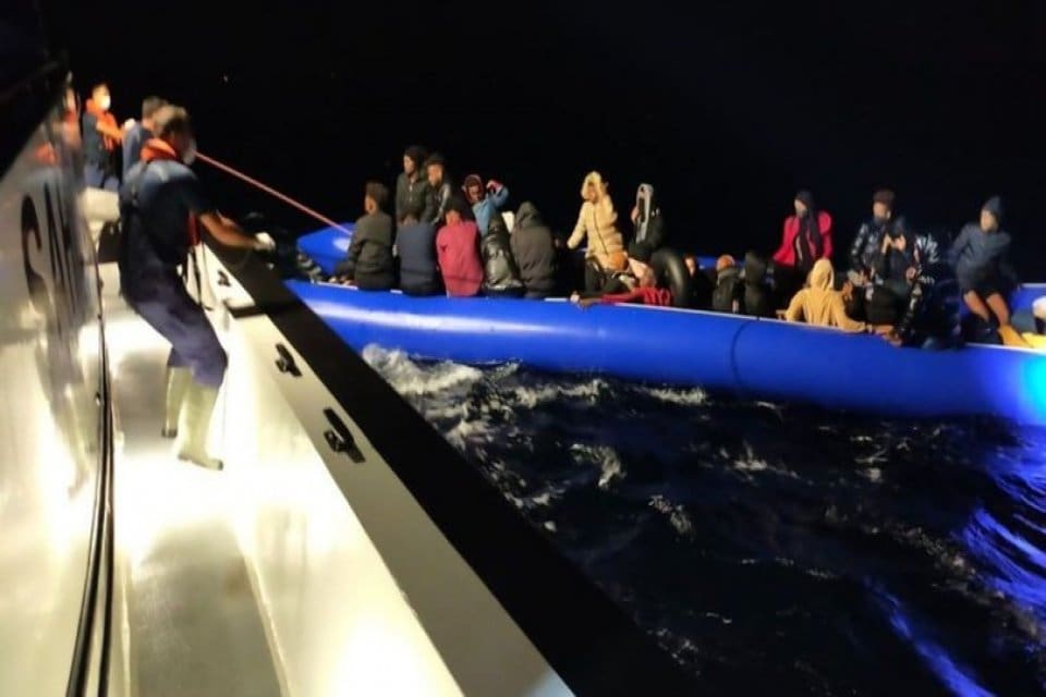Ege Denizi'nde d&uuml;zensiz g&ouml;&ccedil;menleri taşıyan teknenin Eğriboz Adası a&ccedil;ıklarında batması