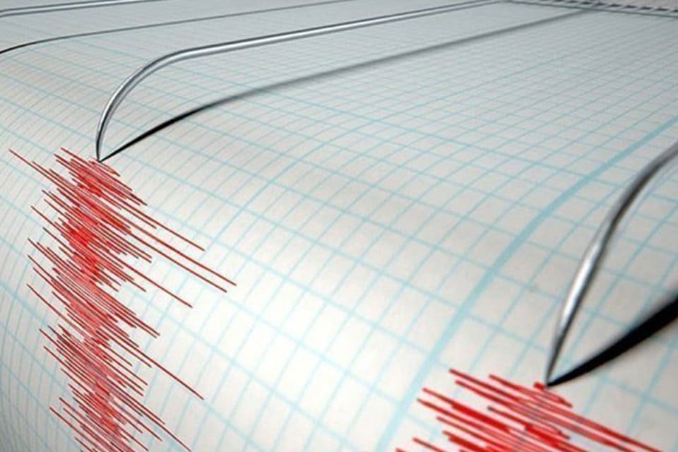İzmir'in&nbsp;Karaburun il&ccedil;esi a&ccedil;ıklarında, 4.1 b&uuml;y&uuml;kl&uuml;ğ&uuml;nde deprem meydana geldi. Afet ve