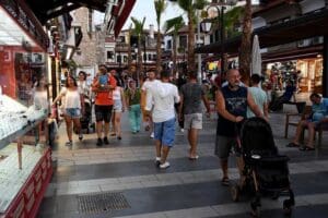 Ege&rsquo;nin g&ouml;zde turizm merkezleri, 9 g&uuml;nl&uuml;k Kurban Bayramı&rsquo;nda dolup taştı.