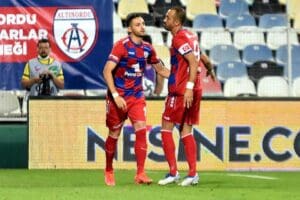 Futbolda&nbsp;ge&ccedil;en sezon şampiyonlar &ccedil;ıkaran Ege kul&uuml;pleri bu yıl ise şimdiden
