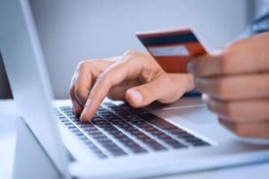 2021'de perakende e-ticaret satışları d&uuml;nya &ccedil;apında yaklaşık 4,9 trilyon dolara