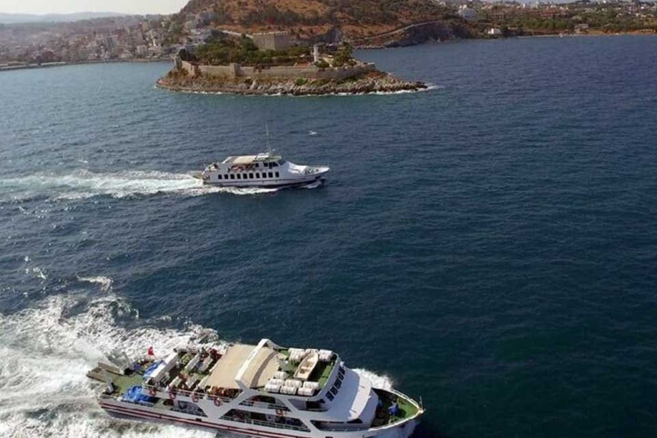 Covid-19 k&uuml;resel salgını nedeniyle durdurulan Ege kıyıları ile Yunanistan adaları