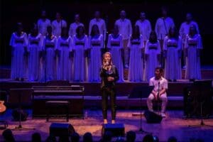 İzmir B&uuml;y&uuml;kşehir Belediyesi'nin d&uuml;zenlediği konserde d&uuml;nyaca &uuml;nl&uuml; sanat&ccedil;ı Alexandra Gravas