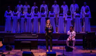 Ege'nin iki yakası konserde buluştu… Başkan Soyer: “Barışın en güzel dili müzik”