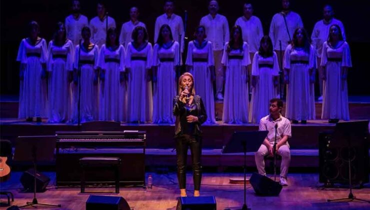 Ege'nin iki yakası konserde buluştu… Başkan Soyer: “Barışın en güzel dili müzik”