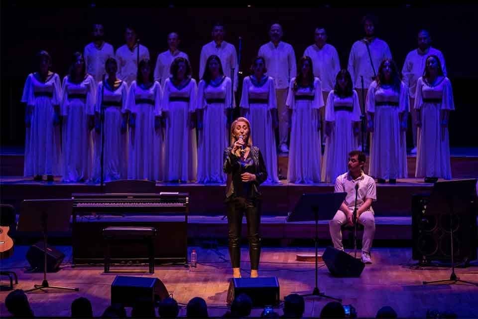 İzmir B&uuml;y&uuml;kşehir Belediyesi'nin d&uuml;zenlediği konserde d&uuml;nyaca &uuml;nl&uuml; sanat&ccedil;ı Alexandra Gravas