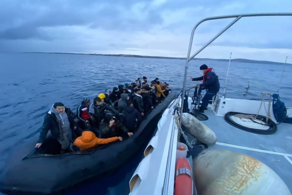 İzmir'in &Ccedil;eşme ve Dikili il&ccedil;esinde, Yunan unsurlarınca itilen 161 ka&ccedil;ak