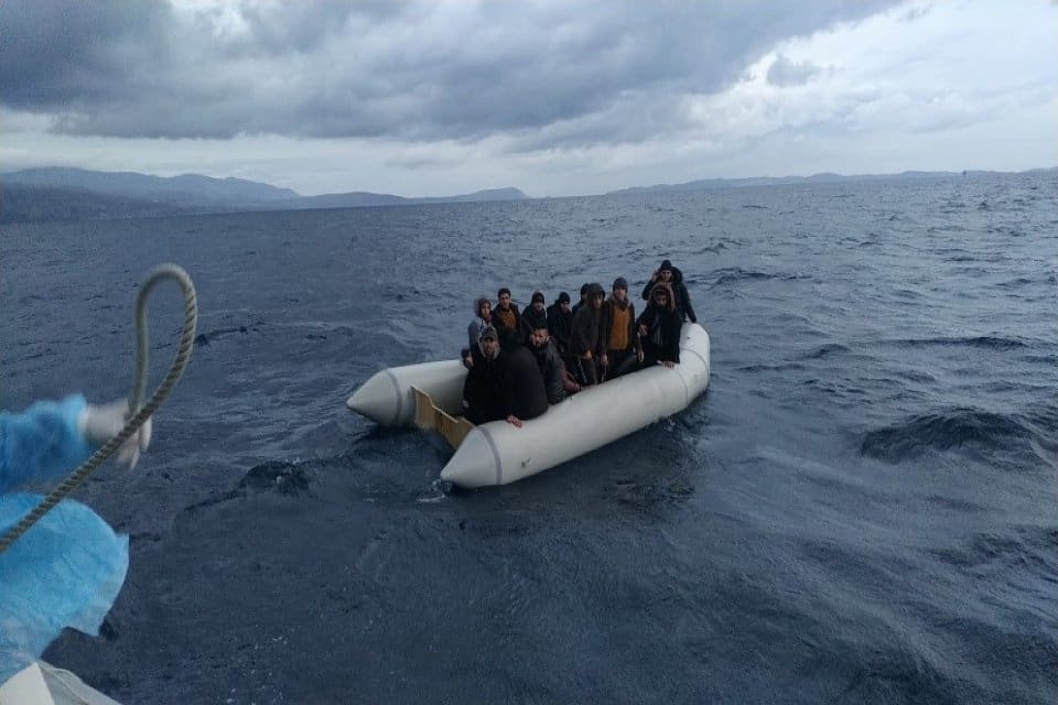 İzmir'in &Ccedil;eşme ve Dikili il&ccedil;esi a&ccedil;ıklarında, Yunan unsurlarınca T&uuml;rk kara