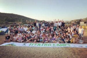 Tiyatro sanatına yaptığı sanatsal &ccedil;alışmalarla ve dayanışma &ouml;rnekleriyle tiyatro sanatının