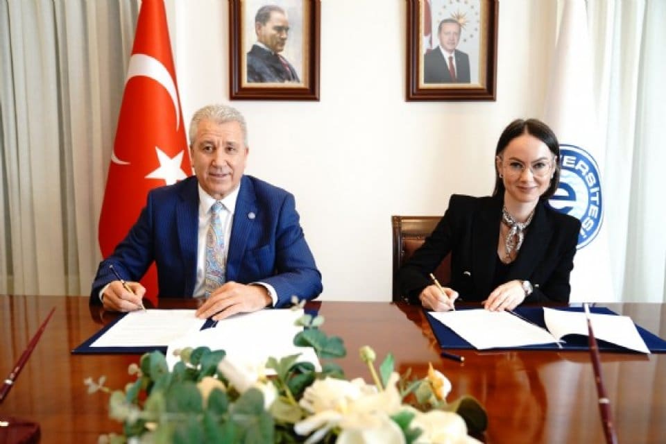 Ege &Uuml;niversitesi tarafından d&uuml;zenlenen maaş promosyon ihalesinde rekor anlaşma sağlandı.
