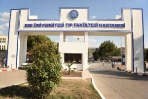 Ege &Uuml;niversitesi (E&Uuml;) Tıp Fak&uuml;ltesi Hastanesi'nde g&ouml;rev yapan asistan doktor