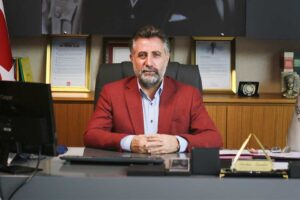 Bayraklı Belediye Başkanı Serdar Sandal, eğitime desteklerini sürdürüyor. Öğrencileri hiçbir