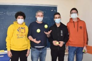 &Uuml;&ccedil; veya daha fazla topun ardışık olarak atılıp tutulması becerisi