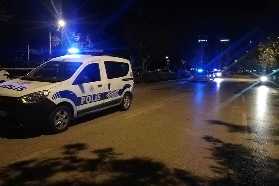 İzmir'in Bayraklı il&ccedil;esindeki bir evde bir araya gelip eğlenen arkadaş