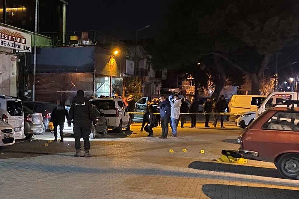 MANİSA'nın Şehzadeler il&ccedil;esinde, bir eğlence mekanı &ouml;n&uuml;nde iki grup arasında