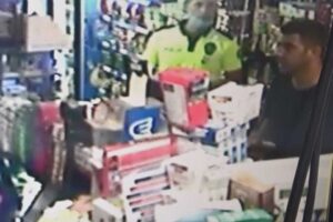 İzmir'in Karabağlar il&ccedil;esinde, kendisine ehliyet soran trafik polislerine bı&ccedil;ak &ccedil;ektiği