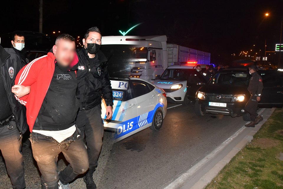 İzmir'in &Ccedil;iğli il&ccedil;esinde polisin 'dur' ihtarına uymayan s&uuml;r&uuml;c&uuml;, yaklaşık 30