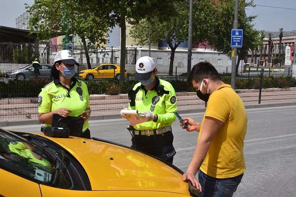 İzmir'in Konak il&ccedil;esinde, asayiş ekipleri, trafik polisleri ve trafik zabıta