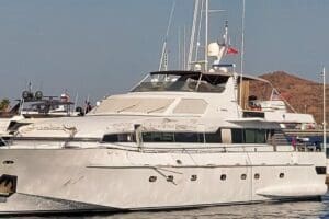 MUĞLA'nın Bodrum il&ccedil;esinde, uyuşturucu bulunduğu ileri s&uuml;r&uuml;len yatın kaptanı, Sahil