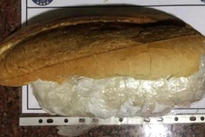 İzmir'in Bornova ilçesindeki Şehirlerarası Otobüs Terminali’nde, polisin şüphe üzerine durdurduğu