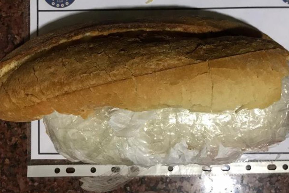 İzmir'in Bornova ilçesindeki Şehirlerarası Otobüs Terminali’nde, polisin şüphe üzerine durdurduğu