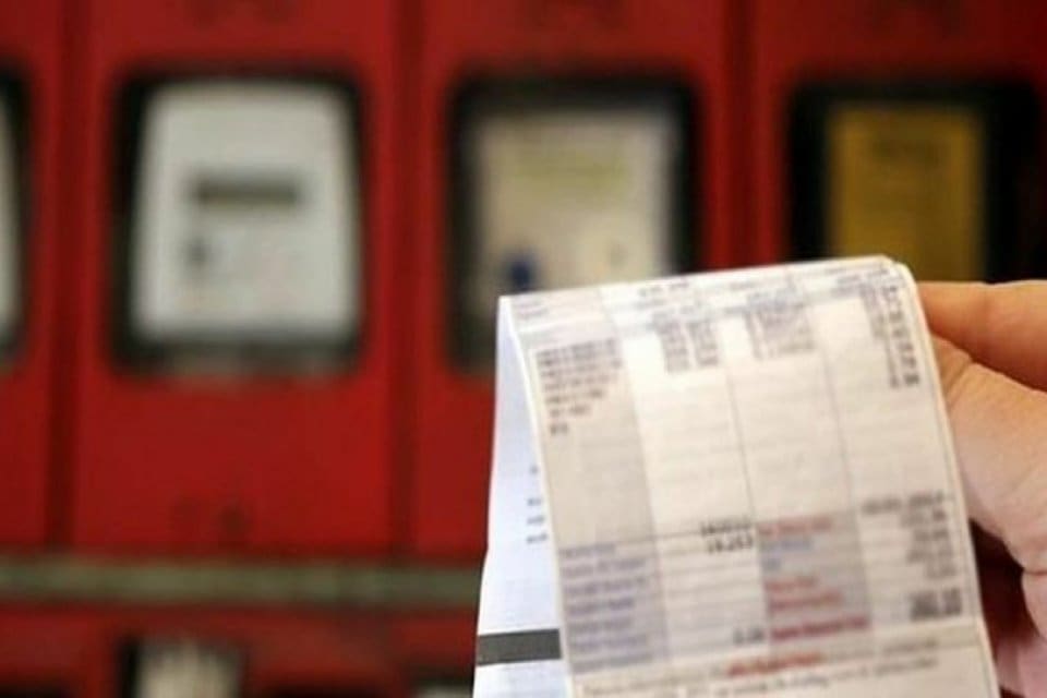 Karar gazetesinin ekonomi yazarı&nbsp;İbrahim Kahveci,&nbsp;elektrik fiyatlarında &uuml;retici ve t&uuml;keticideki farka