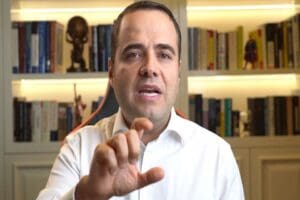 Ekonomist Prof. Dr. &Ouml;zg&uuml;r Demirtaş, sosyal medya hesabından h&uuml;k&uuml;mete y&ouml;nelik