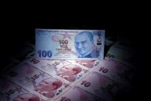 Yaptığı dolar yorumları ile dikkat &ccedil;eken &uuml;nl&uuml; ekonomist Sel&ccedil;uk Ge&ccedil;er,