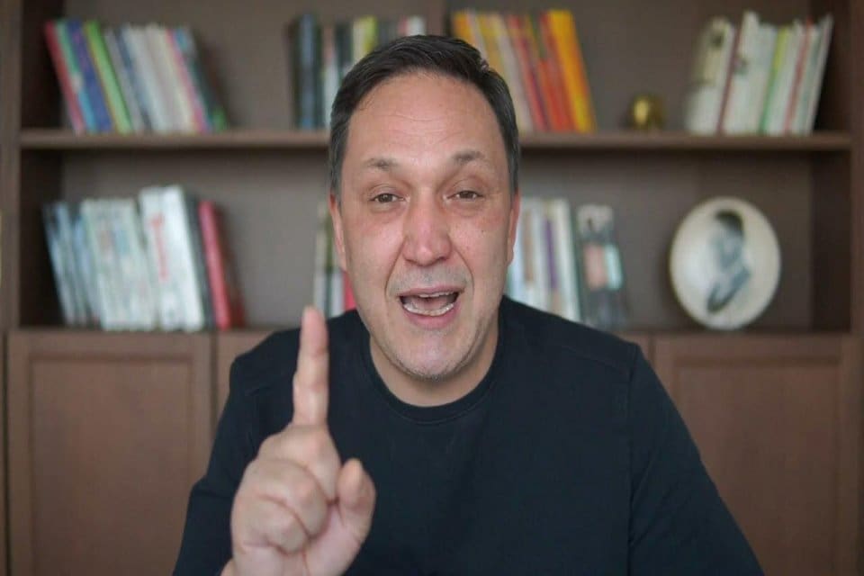 &Uuml;nl&uuml; ekonomist Sel&ccedil;uk Ge&ccedil;er de milletvekili aday adayı oldu. Ge&ccedil;er,