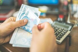 Doları olanların yakından takip ettiği &uuml;nl&uuml; ekonomist Sel&ccedil;uk Ge&ccedil;er, son