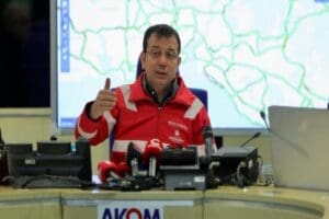 İBB Başkanı Ekrem İmamoğlu, yoğun kar yağışına ilişkin AKOM'da yaptığı