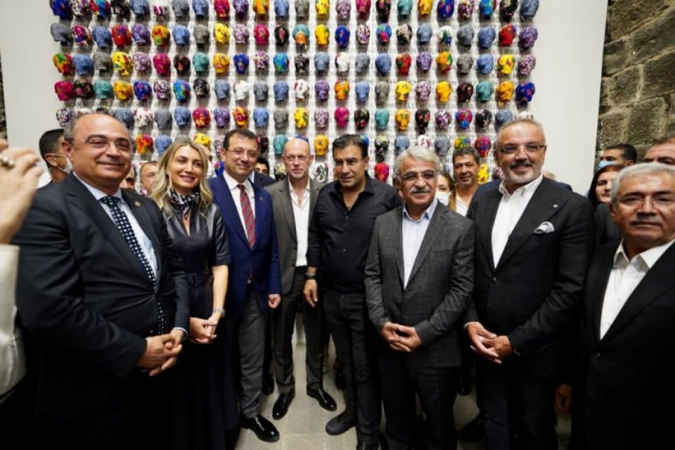 İBB Başkanı Ekrem İmamoğlu, Diyarbakır'da katıldığı "Hafıza Odası&rdquo; adlı sergisinin