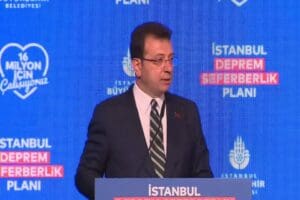 İBB Başkanı Ekrem İmamoğlu d&uuml;zenlediği basın toplantısında olası afete karşı