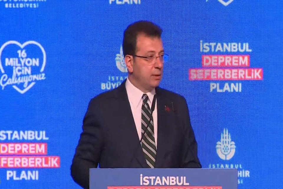 İBB Başkanı Ekrem İmamoğlu d&uuml;zenlediği basın toplantısında olası afete karşı