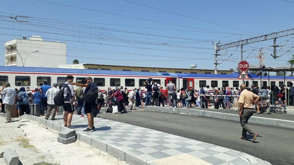 Kayseri-Adana seferini yapan yolcu treni, Mersin'in Tarsus il&ccedil;esinde ters makasa