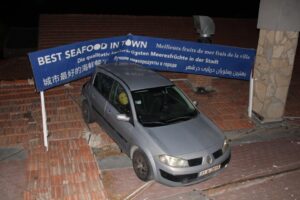 AYDIN'ın Kuşadası il&ccedil;esinde el freni &ccedil;ekilmeden park edildiği iddia edilen