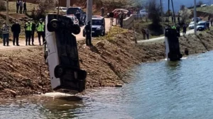 Muğla'nın Seydikemer il&ccedil;esinde, iddialara g&ouml;re eşinin el frenini &ccedil;ekmeyi unutup,