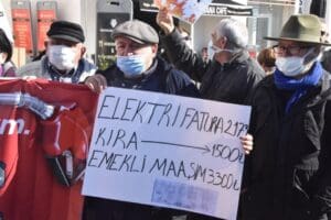 Elektrik zamlarına karşı eylemler s&uuml;r&uuml;yor. Ankara ve Kuşadası'nda yurttaşlar zamların