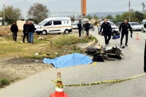 İzmir'in &Ouml;demiş il&ccedil;esinde, kavşaktan sağa d&ouml;n&uuml;ş i&ccedil;in manevra yapan vidanj&ouml;r&uuml;n