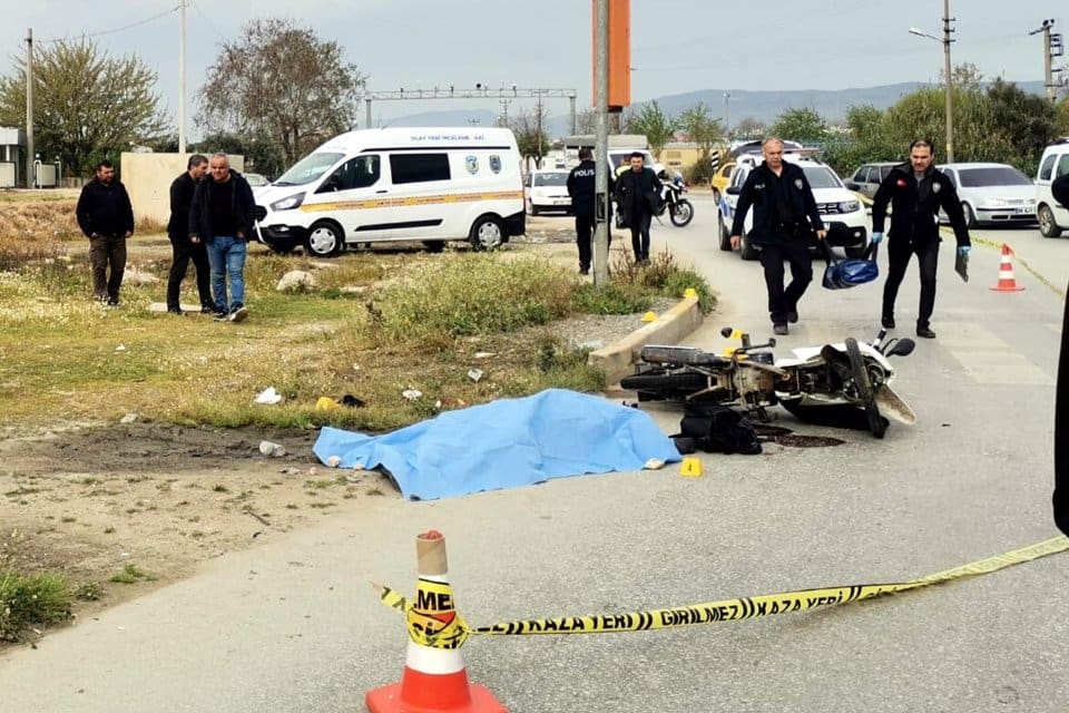 İzmir'in &Ouml;demiş il&ccedil;esinde, kavşaktan sağa d&ouml;n&uuml;ş i&ccedil;in manevra yapan vidanj&ouml;r&uuml;n