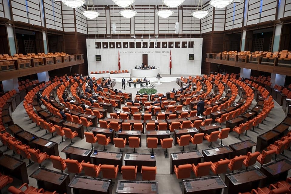 TBMM Genel Kurulunda elektrik faturalarında TRT payını kaldıran maddeyi i&ccedil;eren