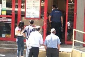 İzmir'in Buca il&ccedil;esinde aralarında husumet bulunduğunu &ouml;ne s&uuml;rd&uuml;ğ&uuml; marketin m&uuml;d&uuml;r&uuml;n&uuml;