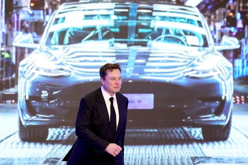 Elon Musk, yaklaşık 10 bin&nbsp;Tesla &ccedil;alışanının işten &ccedil;ıkarılacağını duyurdu. Şirket