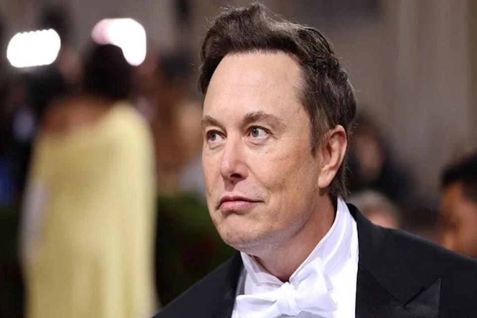 &Ccedil;in&rsquo;de Tesla fabrikaları bulunan Elon Musk, &Ccedil;in&rsquo;deki işg&uuml;c&uuml;n&uuml; &ouml;verken ABD&rsquo;deki