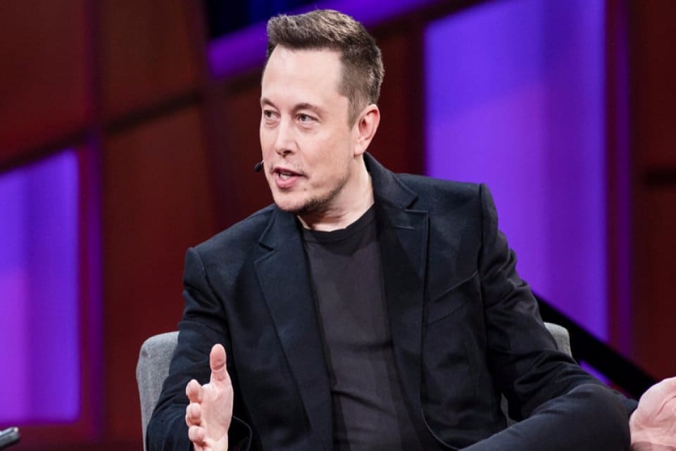 Twitter'ı satın alan Elon Musk, platformu kullanan şirket ve h&uuml;k&uuml;metlerden